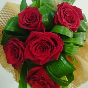 buquê de 5 rosas vermelhas com entrega ao domicílio em São João da Madeira