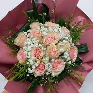 Buquê de 13 rosas nude premium elegante e sofisticado com cartão personalizado e chocolate de marca com entrega ao domicílio.